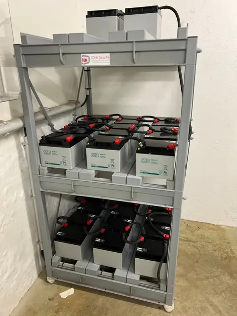 Batteriegestell mit verschalteten Batterieblöcken und Degen-Aufkleber